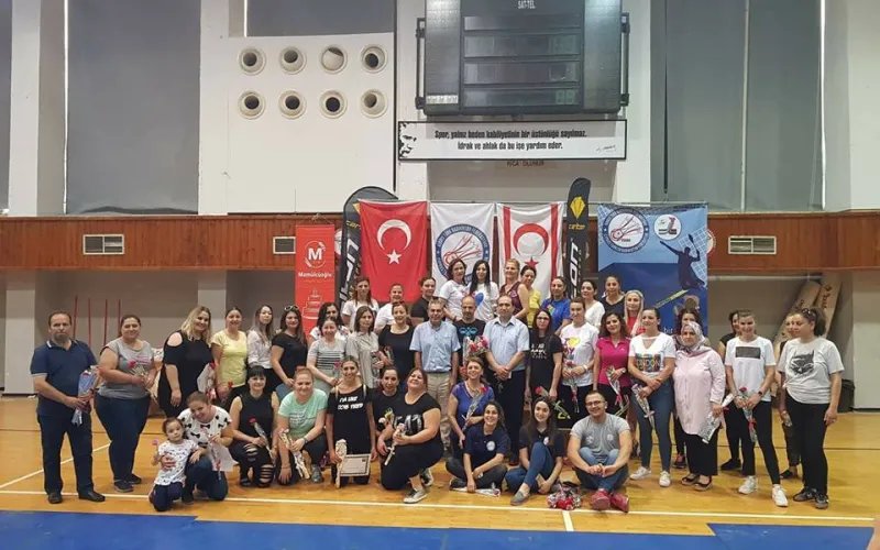 Federation Holds Mother's Day Badminton Event